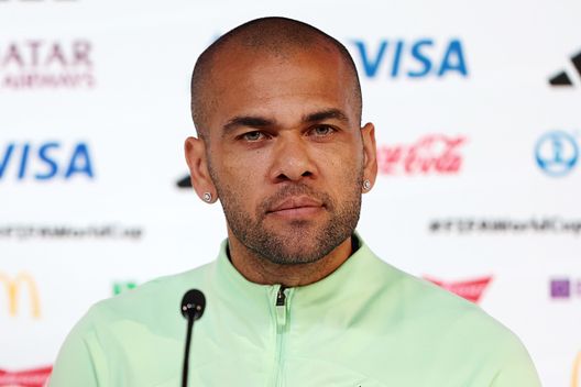 DOHA, QATAR - DICEMBRE 01: Dani Alves in conferenza stampa nel 2022 in Qatar (Foto di Mohamed Farag/Getty Images) Dani Alves, la procura fa appello: il caso arriva alla Corte Suprema spagnola- immagine 3