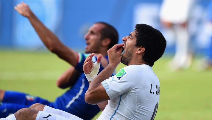 Luis Suarez ci ricasca: tenta il morso… ma addenta il compagno - immagine 1