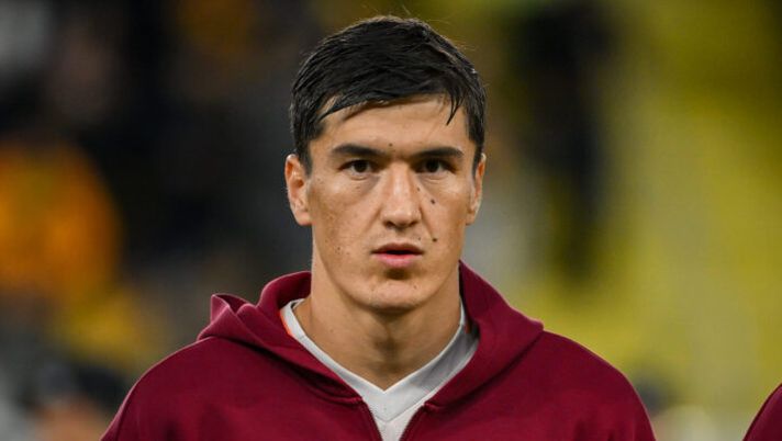 BORAS, SWEDEN - OCTOBER 03: AS Roma player Eldor Shomurodov prior to the UEFA Europa League 2024/25 League Phase MD2 match between IF Elfsborg and AS Roma at Boras Arena on October 03, 2024 in Boras, Sweden. (Photo by Fabio Rossi/AS Roma via Getty Images) INFO SOS – Roma, accordo verbale per il rinnovo di Shomurodov: la nuova scadenza - immagine 1
