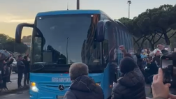 Il Napoli è al Maradona, l’accoglienza dei tifosi per l’arrivo del pullman azzurro