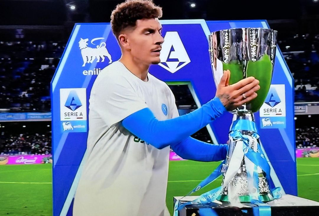 Capitan Di Lorenzo mostra la Supercoppa ai tifosi azzurri al Maradona GALLERY - immagine 3