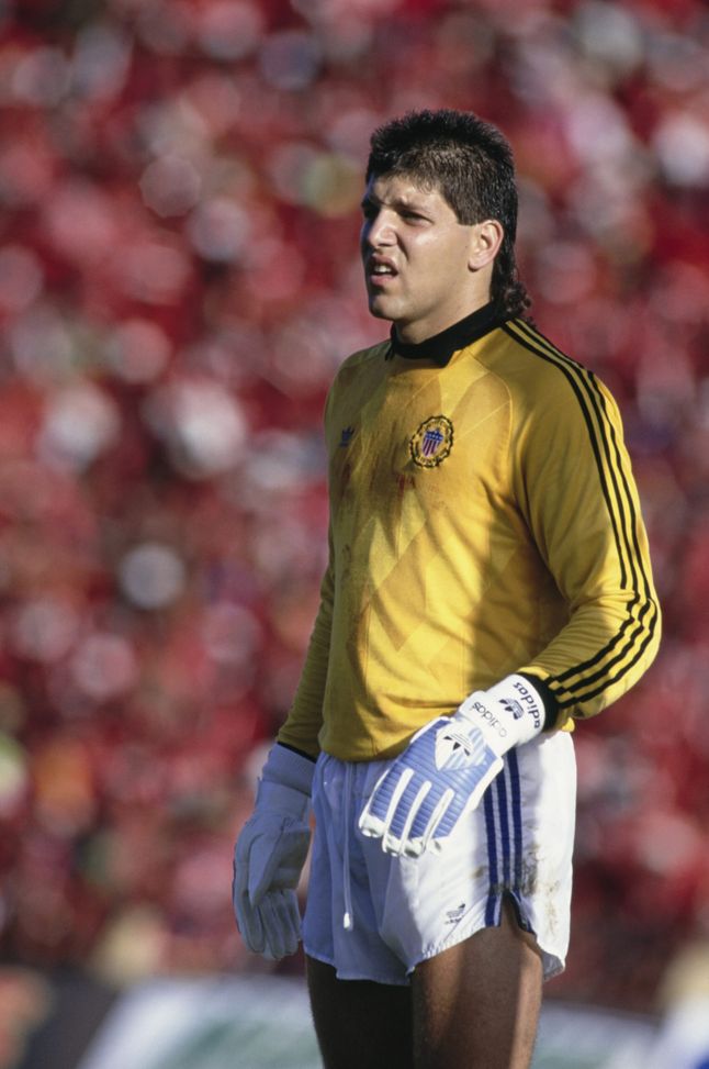 Tony Meola, Goalkeeper for the United States National Football Team looks on from the goal post during the 1990 FIFA World Cup CONCACAF Final Qualifying match against Trinidad & Tobago on 19th November 1989 at the National Stadium in Port of Spain, Trinidad and Tobago. The United States won the match 1 - 0 and will qualify for the 1990 FIFA World Cup finals in Italy, their first World Cup place since 1950. (Photo by Russell Cheyne/Allsport/Getty Images) Tessmann convince tutti negli States. Arrivano gli elogi di Tony Meola- immagine 2