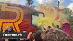 VIDEO – La Roma lascia Trigoria: cori e fumogeni accompagnano il pullman all’Olimpico