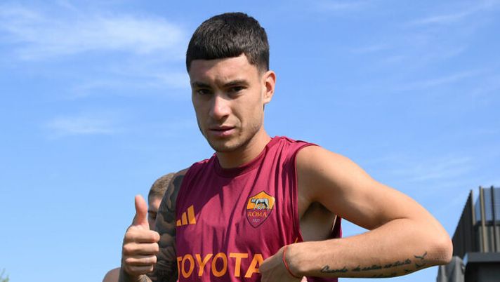 ROME, ITALY - AUGUST 13: AS Roma player Matias Soulé during training session at Centro Sportivo Fulvio Bernardini on August 13, 2025 in Rome, Italy. (Photo by Luciano Rossi/AS Roma via Getty Images) Soulé: “Fantacalcio? Più o meno capisco il gioco! Io mi metto a ridere perché mi scrivono…” - immagine 1
