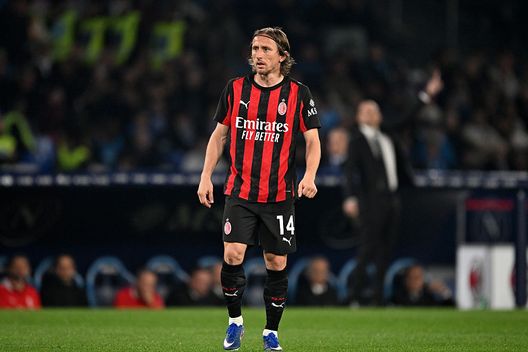 NAPOLI, ITALIA - 6 APRILE: Luka Modric del Milan durante la partita di Serie A tra Napoli e Milan allo Stadio Diego Armando Maradona il 6 aprile 2026 a Napoli, Italia. (Foto di Francesco Pecoraro/Getty Images) Ema Modric