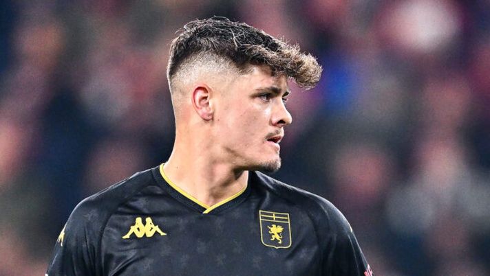 GENOA, ITALY - DECEMBER 21: Vitor Vitinha of Genoa looks on during the Serie A match between Genoa and Napoli at Stadio Luigi Ferraris on December 21, 2024 in Genoa, Italy. (Photo by Simone Arveda/Getty Images) Genoa, per l’attacco non solo Tengstedt: altro nome in lista. Vieira promuove Vitinha - immagine 1