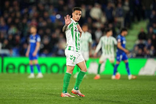 GETAFE, SPAGNA - 23 FEBBRAIO: Antony del Real Betis reagisce mentre esce dal campo dopo aver ricevuto un cartellino rosso durante la partita della Liga tra Getafe CF e Real Betis Balompie al Coliseum Alfonso Perez il 23 febbraio 2025 a Getafe, Spagna. (Foto di Aitor Alcalde/Getty Images) Real Betis, clamoroso retroscena Antony: “In estate vicino al Bayern Monaco”- immagine 2