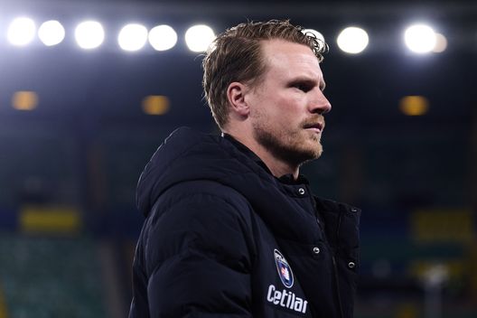 VERONA, ITALIA - 6 FEBBRAIO: Oscar Hiljemark, allenatore del Pisa Sporting Club, osserva la partita di Serie A tra Hellas Verona FC e Pisa SC allo Stadio Marcantonio Bentegodi, il 6 febbraio 2026 a Verona, Italia. (Foto di Emmanuele Ciancaglini/Getty Images)