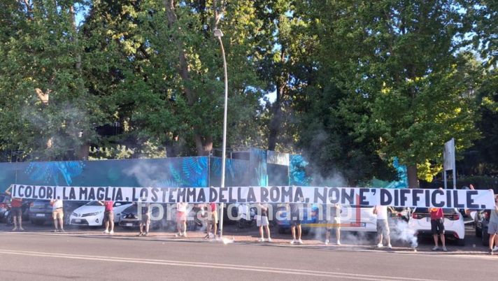 Roma-Cannes, striscione all’esterno del Tre Fontane per il ripristino dello stemma - immagine 1