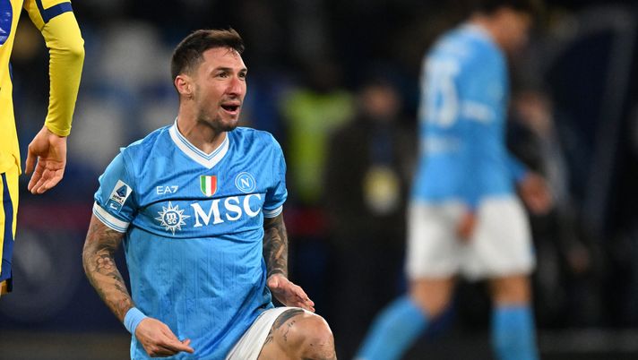 NAPLES, ITALY - JANUARY 07: Matteo Politano of SSC Napoli shows his disappointment during the Serie A match between SSC Napoli and Hellas Verona FC at Stadio Diego Armando Maradona on January 07, 2026 in Naples, Italy. (Photo by Francesco Pecoraro/Getty Images) Politano in mixed: “Avremmo trovato anche tre gol se non fosse stato per il Var” - immagine 1
