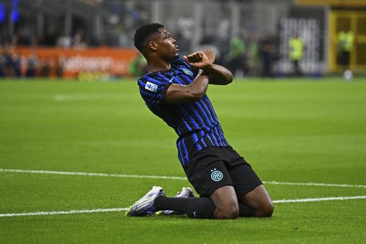 MILANO, ITALIA - 31 AGOSTO: Denzel Dumfries del FC Internazionale festeggia dopo aver segnato il gol iniziale della sua squadra durante la partita di Serie A tra FC Internazionale e Udinese Calcio allo Stadio Giuseppe Meazza il 31 agosto 2025 a Milano, Italia. (Foto di Mattia Ozbot - Inter/Inter via Getty Images) ESCLUSIVA Ajax-Inter, Vissers: “I Lancieri sono un’incognita. Cessione di Henderson dolorosa”- immagine 3