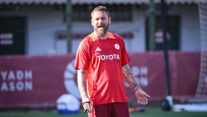ROME, ITALY - JULY 08: AS Roma coach Daniele De Rossi during a training session at Centro Sportivo Fulvio Bernardini on July 08, 2024 in Rome, Italy. (Photo by Fabio Rossi/AS Roma via Getty Images) Ritiro Roma, De Rossi show a Trigoria: quanti consigli per i giovani - immagine 1