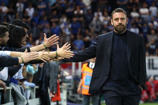BERGAMO, ITALY - MAY 12: Daniele De Rossi, Head Coach of AS Roma, interacts with fans as he walks out of the tunnel prior to the Serie A TIM match between Atalanta BC and AS Roma at Gewiss Stadium on May 12, 2024 in Bergamo, Italy. (Photo by Marco Luzzani/Getty Images) Roma, la Champions è un miraggio: tutte le combinazioni e cosa serve per qualificarsi- immagine 2