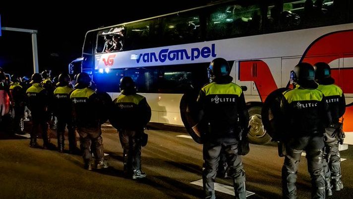 L’autista del derby: “4 finestrini dell’autobus dei tifosi Willem rotti a Breda, 1 ferito” - immagine 1