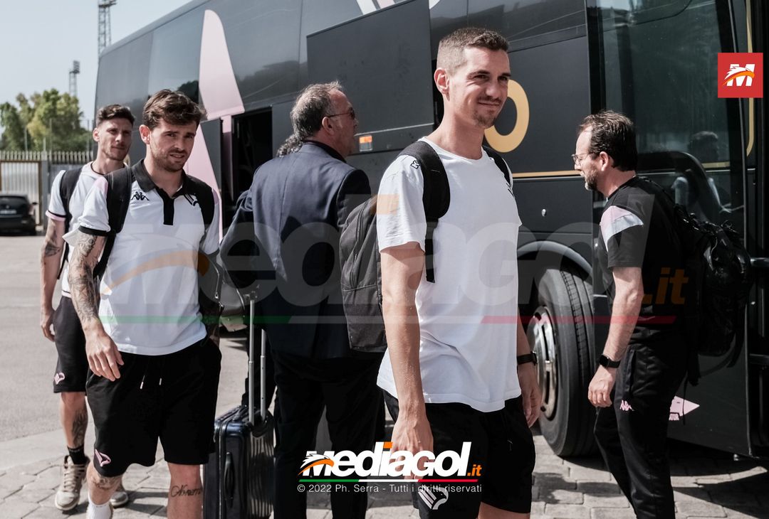 FOTO Palermo, il rientro al “Renzo Barbera” dopo la trasferta di Padova (Gallery) - immagine 12