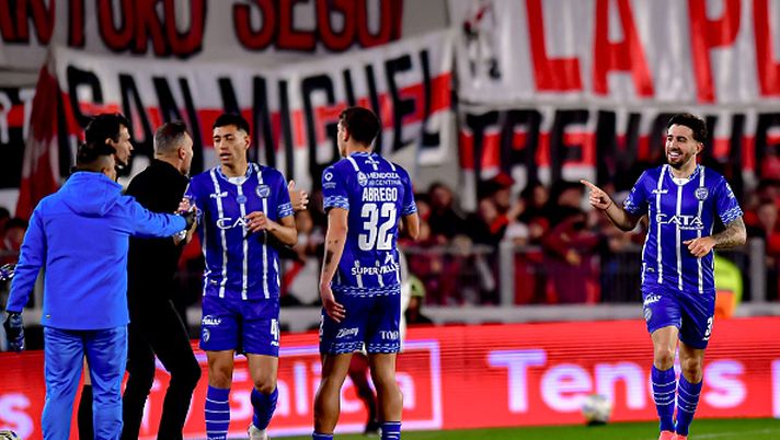 BUENOS AIRES, ARGENTINA - AUGUST 17: Agustin Auzmendi of Godoy Cruz celebrates after scoring the team's first goal during a Torneo Clausura Betano 2025 match between River Plate and Godoy Cruz at Estadio Más Monumental Antonio Vespucio Liberti on August 17, 2025 in Buenos Aires, Argentina. (Photo by Marcelo Endelli/Getty Images) Godoy Cruz, domenica da incubo: due espulsioni insolite e retrocessione 17 anni dopo l’ultima volta - immagine 1
