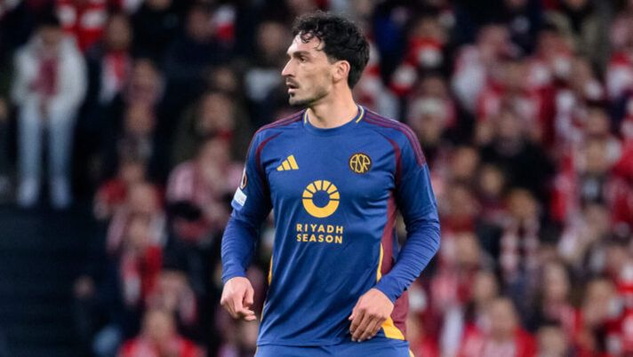BILBAO, SPAIN - MARCH 13: Mats Hummels of AS Roma in action during the UEFA Europa League 2024/25 Round of 16 Second Leg match between Athletic Club and AS Roma at Estadio de San Mames on March 13, 2025 in Bilbao, Spain. (Photo by Fabio Rossi/AS Roma via Getty Images) Hummels: “Mi dispiace, chiedo scusa per un errore stupido e orrendo! Sono deluso” - immagine 1