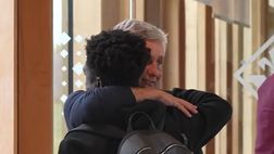 FOTO – Lamptey torna al Viola Park dopo l’operazione: l’abbraccio con Pradè