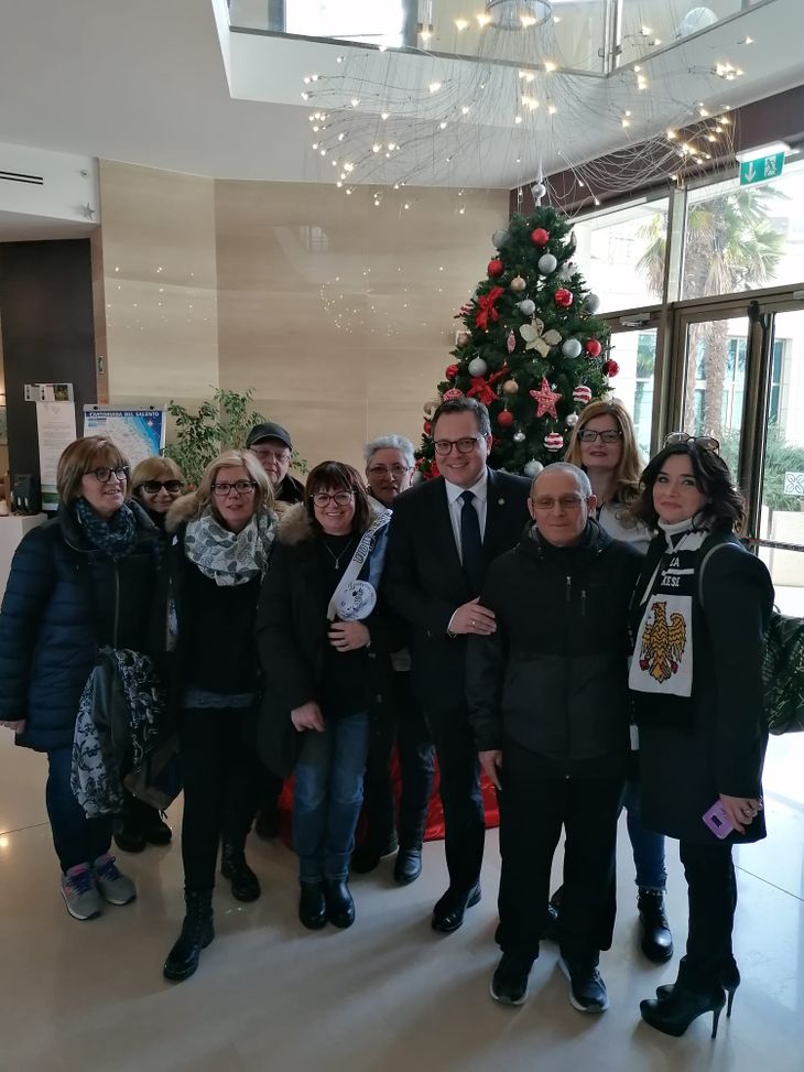 I tifosi col DG Collavino Una trasferta memorabile per i 200 eroi di Lecce. Le foto dal club di San Daniele nell’albergo della squadra - immagine 1