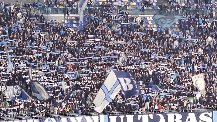 Napoli-Cremonese, al Maradona splendida sciarpata dei tifosi azzurri – FOTO - immagine 1