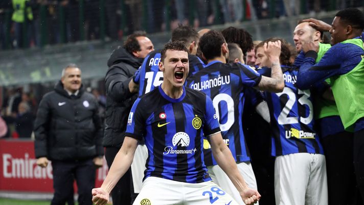MILAN, ITALY - APRIL 22: Benjamin Pavard of FC Internazionale celebrates his team's second goal scored by Marcus Thuram (not pictured) during the Serie A TIM match between AC Milan and FC Internazionale at Stadio Giuseppe Meazza on April 22, 2024 in Milan, Italy. (Photo by Marco Luzzani/Getty Images) Serie A, l’Inter è campione d’Italia: Milan battuto 1-2, gol di Acerbi e Thuram - immagine 1