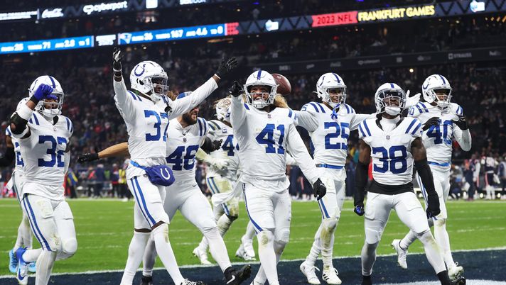 FRANKFURT AM MAIN, GERMANY - NOVEMBER 12: Indianapolis Colts players celebrate after the team's 10-6 victory over the New England Patriots during the NFL match between the Indianapolis Colts and the New England Patriots at Deutsche Bank Park on November 12, 2023 in Frankfurt am Main, Germany. (Photo by Alex Grimm/Getty Images) NFL, Indianapolis-Arizona: dove vederla in diretta TV e streaming LIVE - immagine 1