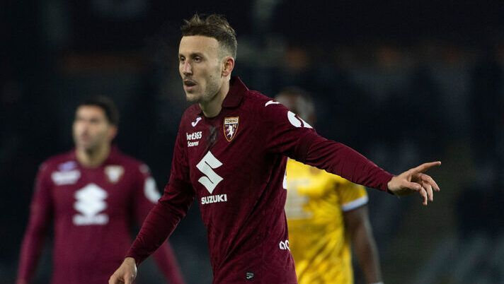 TURIN, ITALY - JANUARY 7: Ardian Ismajli of Torino FC reacts during the Serie A match between Torino FC and Udinese Calcio at Stadio Olimpico di Torino on January 7, 2026 in Turin, Italy. (Photo by Stefano Guidi - Torino FC/Torino FC 1906 via Getty Images) DAI CAMPI – Ismajli, l’esito degli esami! Novità Bellanova, Milinkovic, Simeone, Camarda, Morata, Neres… - immagine 1