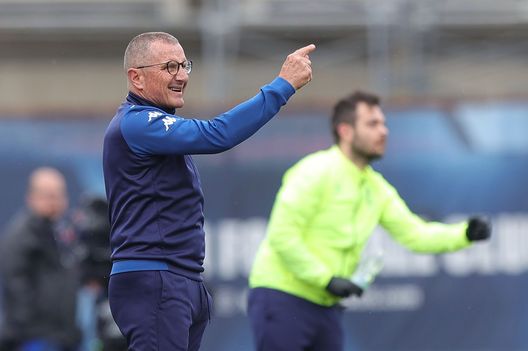 EMPOLI, ITALY - MAY 01: Aurelio Andreazzoli manager of Empoli FC gestures during the Serie A match between Empoli FC and Torino FC at Stadio Carlo Castellani on May 1, 2022 in Empoli, Italy. (Photo by Gabriele Maltinti/Getty Images) Juric contro Andreazzoli, atto III: due filosofie agli antipodi- immagine 3