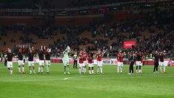 Ragazzi rossoneri sotto la curva dopo il 3-1 al Bologna: testa a mercoledì