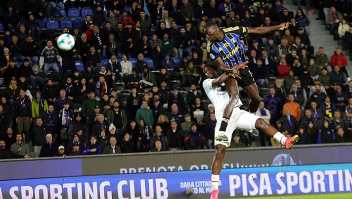 Idrissa Touré del Pisa Sporting Club segna un gol durante la partita di Serie A tra Pisa SC e US Cremonese all'Arena Garibaldi il 7 novembre 2025 a Pisa Serie A Pisa Cremonese