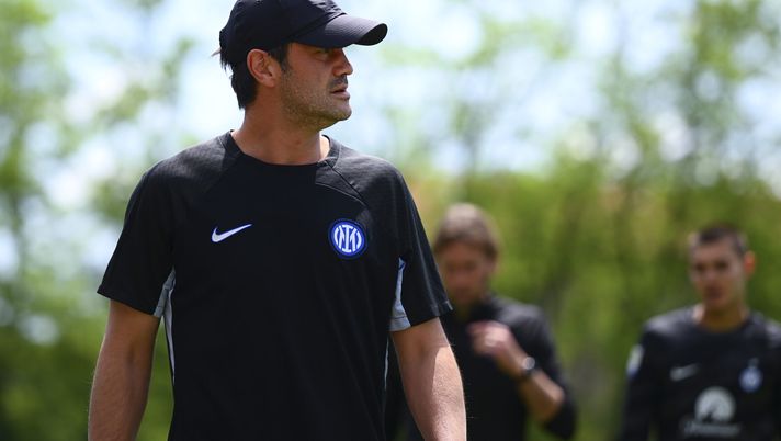 MILAN, ITALY - MAY 18: Head Coach Cristian Chivu of FC Internazionale U19 looks on, in action during the Championship Primavera 1 match between FC Internazionale U19 and Atalanta U19 at the Konami Youth Development Center on May 18, 2024 in Milan, Italy. (Photo by Mattia Pistoia - Inter/Inter via Getty Images) chivu inter