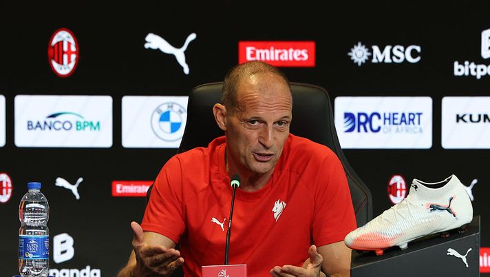 MILAN, ITALY - AUGUST 22: Head coach AC Milan Massimiliano Allegri speaks with the media during press conference at Casa Milan on August 22, 2025 in Milan, Italy. (Photo by Claudio Villa/AC Milan via Getty Images) massimiliano-allegri-conferenza-stampa-diretta-live-milan-cremonese-tv-news-dichiarazioni-foto-frasi-parole