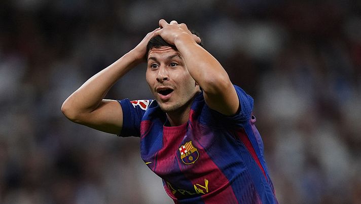 MADRID, SPAGNA - 26 OTTOBRE: Roony Bardghji dell'FC Barcelona reagisce durante la partita LaLiga EA Sports tra Real Madrid CF e FC Barcelona all'Estadio Santiago Bernabeu il 26 ottobre 2025 a Madrid, Spagna. (Foto di Angel Martinez/Getty Images) Barcellona, Bardghji allontana le voci di mercato: “Flick e il club hanno fiducia in me. Mi sto divertendo” - immagine 1