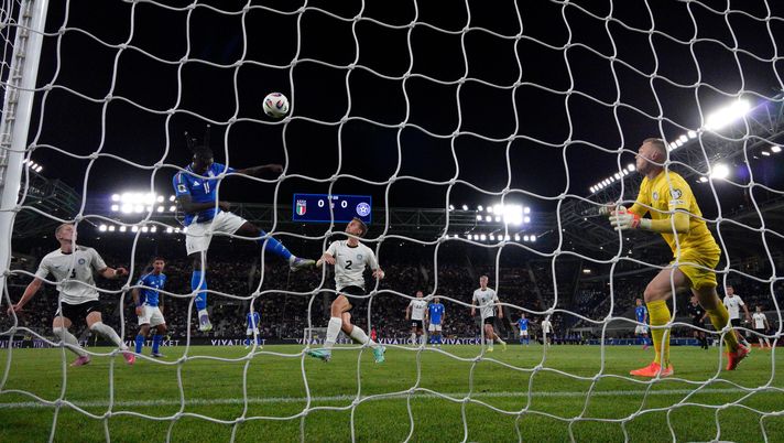 BERGAMO, ITALY - SEPTEMBER 05: (EDITORS NOTE: In this photo taken from a remote camera from behind the goal) Moise Kean of Italy scores his team's a first goal during the FIFA World Cup 2026 qualifier match between Italy and Estonia at Stadio di Bergamo on September 05, 2025 in Bergamo, Italy. (Photo by Mattia Ozbot/Getty Images) Ventura elogia Kean: “Un giocatore che non sposti nemmeno con un trattore” - immagine 1