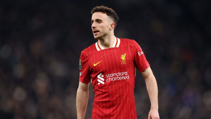 LONDON, ENGLAND - JANUARY 08: Diogo Jota of Liverpool looks on during the Carabao Cup Semi Final First Leg match between Tottenham Hotspur and Liverpool at Tottenham Hotspur Stadium on January 08, 2025 in London, England. (Photo by Julian Finney/Getty Images) Lutto nel mondo del calcio: è morto Diogo Jota. Il messaggio di De Laurentiis e il Napoli - immagine 1
