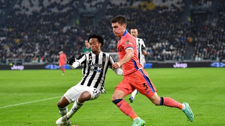 TURIN, ITALY - NOVEMBER 27: Joakim Maehle of Atalanta BC battles for possession with Juan Cuadrado of Juventus during the Serie A match between Juventus and Atalanta BC at Allianz Stadium on November 27, 2021 in Turin, Italy. (Photo by Valerio Pennicino/Getty Images)