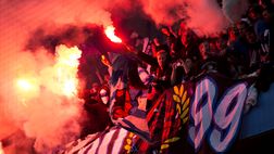 Il Norrkoping retrocede e i tifosi danno fuoco al campo: lanciati razzi, bengala e fuochi d’artificio