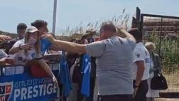 Bagno di folla per Tommaso Starace all’esterno di Castel Volturno