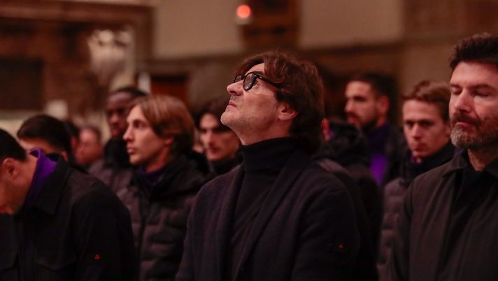 GERMOGLI PH: 26 GENNAIO 2026 FIRENZE DUOMO CATTEDRALE DI SANTA MARIA DEL FIORE MESSA PER RICORDARE IL PRESIDENTE DELLA FIORENTINA ROCCO COMMISSO NELLA FOTO PAOLO VANOLI CorSport: “Ecco come avrebbe risposto Vanoli sulla formazione di questa sera” - immagine 1