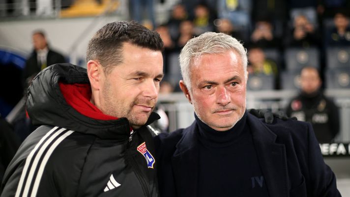 ISTANBUL, TURKEY - JANUARY 23: Pierre Sage, Head Coach of Olympique Lyonnais, and Jose Mourinho, Head Coach of Fenerbahce, interact prior to kick-off ahead of the UEFA Europa League 2024/25 League Phase MD7 match between Fenerbahce SK and Olympique Lyonnais at on January 23, 2025 in Istanbul, Turkey. (Photo by Ahmad Mora/Getty Images) Sage, ex allenatore del Lione