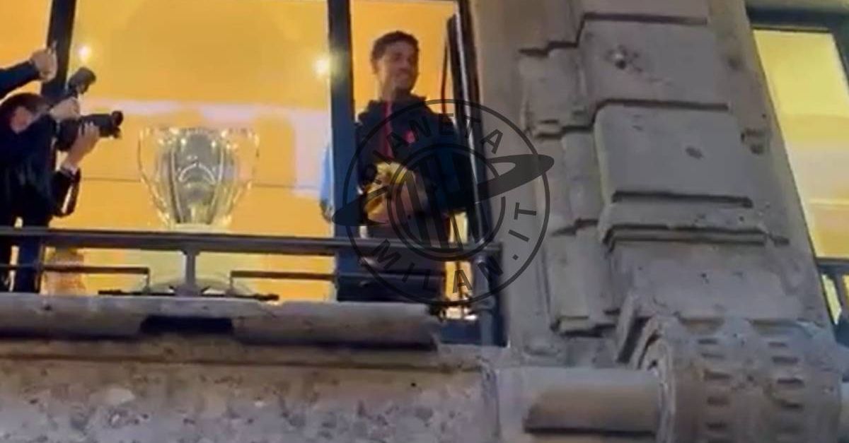 Milan, De Winter acclamato regala la maglia rossonera ai tifosi | PM Milan, De Winter acclamato regala la maglia rossonera ai tifosi | PM