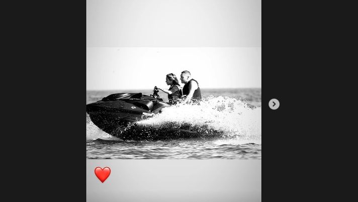 Totti e Noemi in Costa Azzurra. Postata la foto sulla moto d’acqua. Guida lei - immagine 1