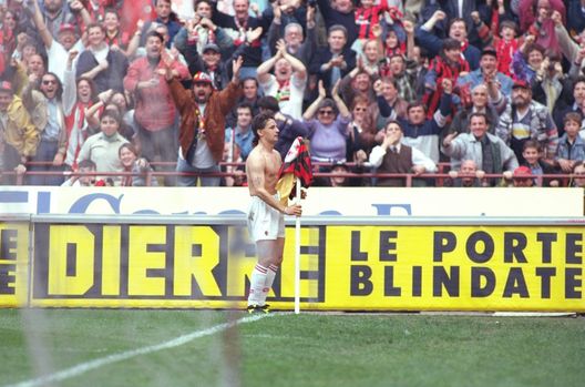 30 Apr 1996: Roberto Baggio of AC Milan hangs his shirt over a corner post after their victory in the Serie A Scudetta in Milan, Italy. Mandatory Credit: Allsport UK /Allsport Il Milan e i vincitori del pallone d’oro in altre squadre: un po’ di storia- immagine 5