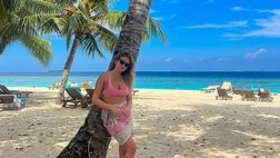 Costanza Caracciolo alle Maldive: “Foto di rito sotto la palma è obbligatoria”