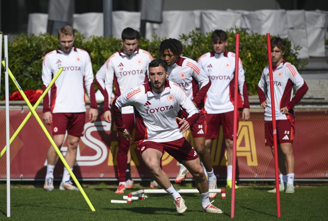 Roma, ripresa degli allenamenti a Trigoria dopo il Porto – FOTO GALLERY - immagine 3