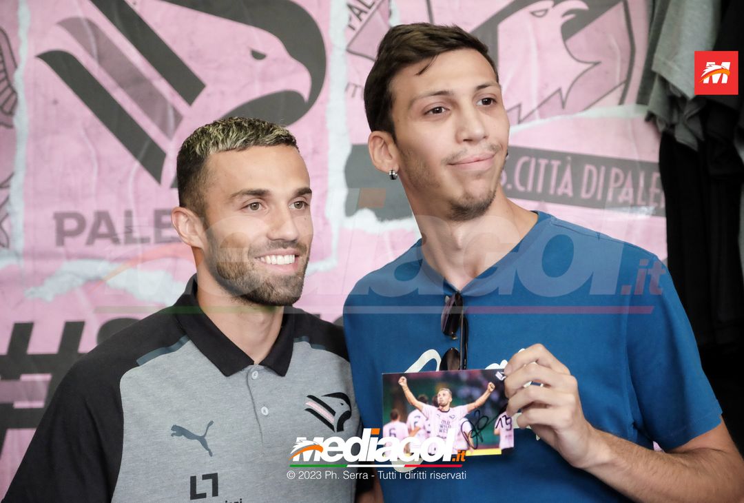 FOTO PALERMO: Federico Di Francesco scatta selfie con i tifosi allo store (GALLERY) - immagine 22