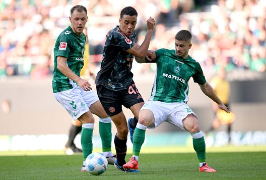 Jamal Musiala del Bayern Monaco contrastato da Romano Schmid del Werder Brema durante la partita di Bundesliga tra SV Werder Brema e FC Bayern Monaco al Weserstadion il 21 settembre 2024 a Brema, Germania. (Foto di Stuart Franklin/Getty Images) Werder Brema-Bayer Leverkusen: i risultati più eclatanti degli ultimi anni- immagine 2