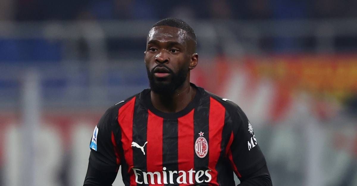 Milan, Tomori squalificato per la trasferta contro la Fiorentina: ecco il motivo. Su Nkunku …