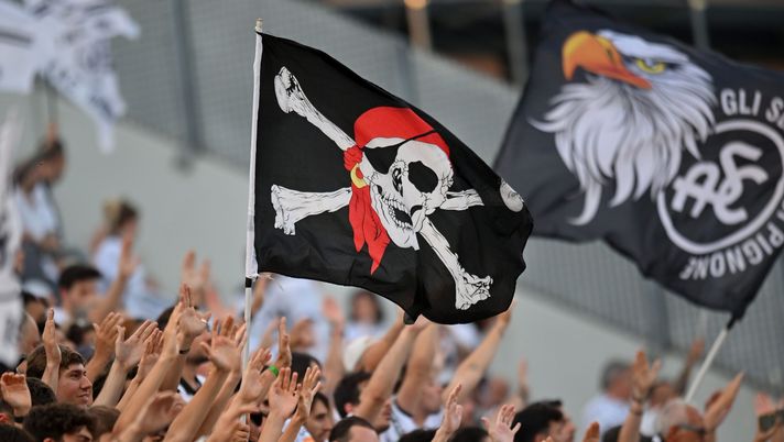 REGGIO NELL'EMILIA, ITALY - JUNE 11: REGGIO NELL'EMILIA, ITALY - JUNE 11: Fans of Spezia Calcio during the match between Spezia Calcio and Hellas Verona at Mapei Stadium - Città del Tricolore on June 11, 2023 in Reggio nell'Emilia, Italy. (Photo by Alessandro Sabattini/Getty Images) spezia