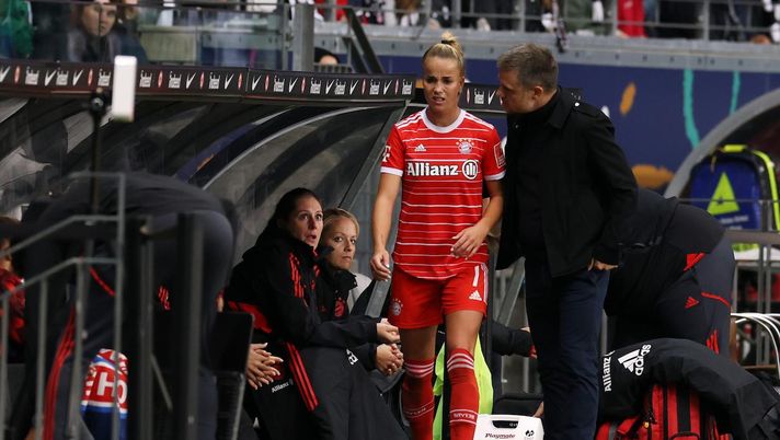 Playboy corteggia una giocatrice del Bayern: “Sportiva eccezionale, ci piace molto” - immagine 1